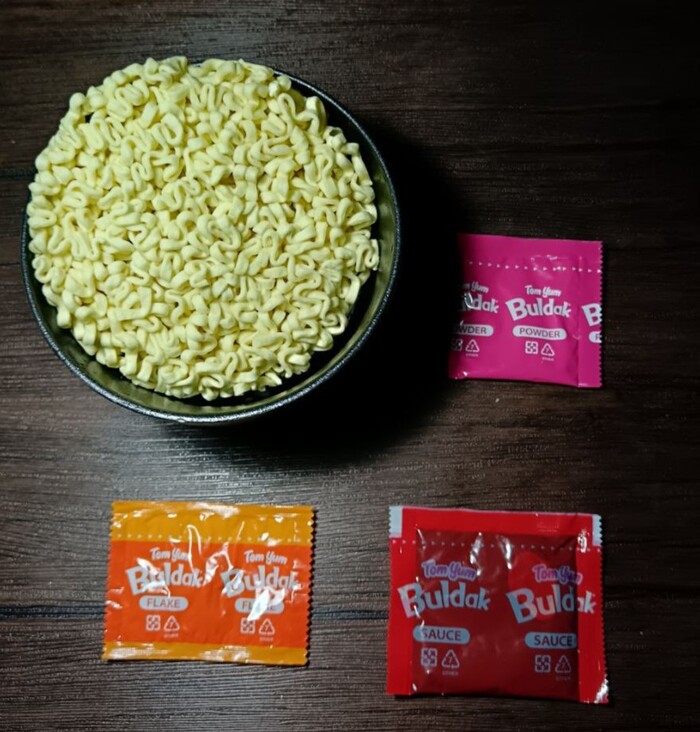 3 пакетика и брикет лапши