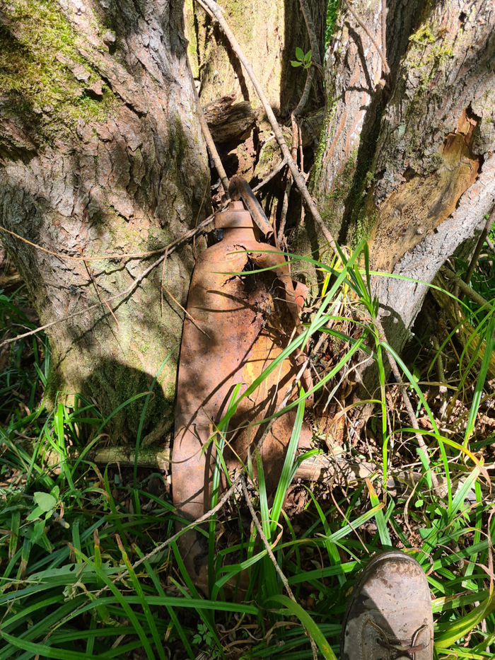 10 км от ближайшей цивилизации. Как он туда и зачем попал — хз. Огнетушитель. Порошковый советский.