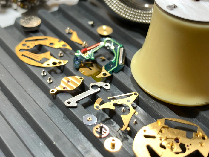 Тут видна плата часов вместе с интегрированной катушкой (оранжевая деталь)