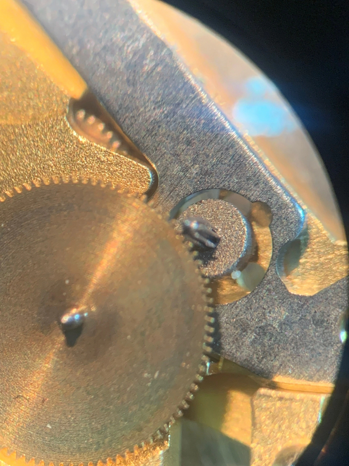 У владелице часов возникли проблемы после замены элемента питания, часы остановились и не шли. При разборе обнаружен крупная соринка налипшая на якорь, что и привело к блокированию колес