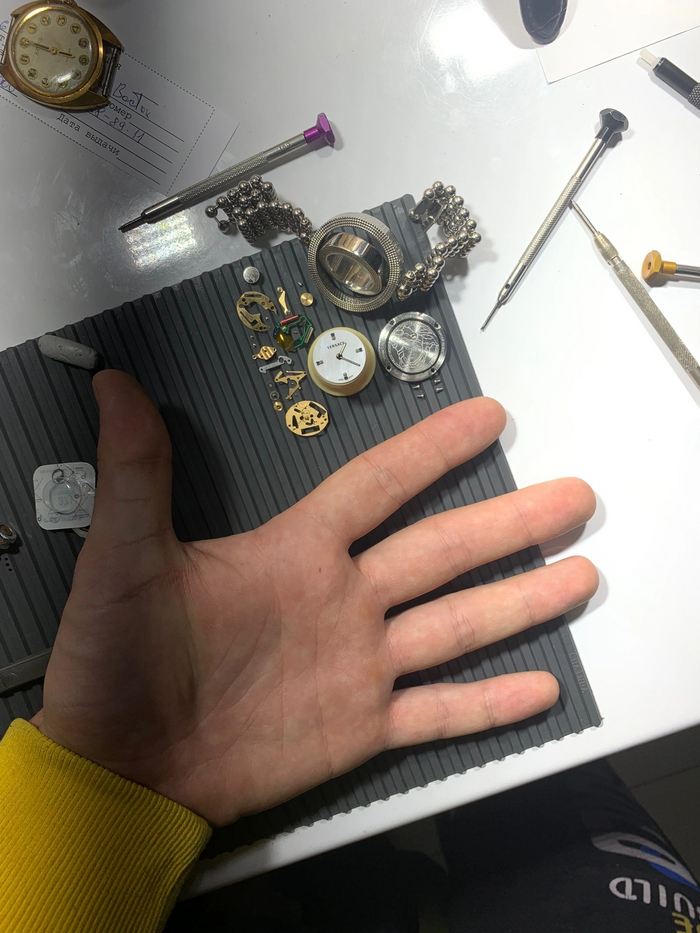 Вот такой размер часов и механизма внутри них