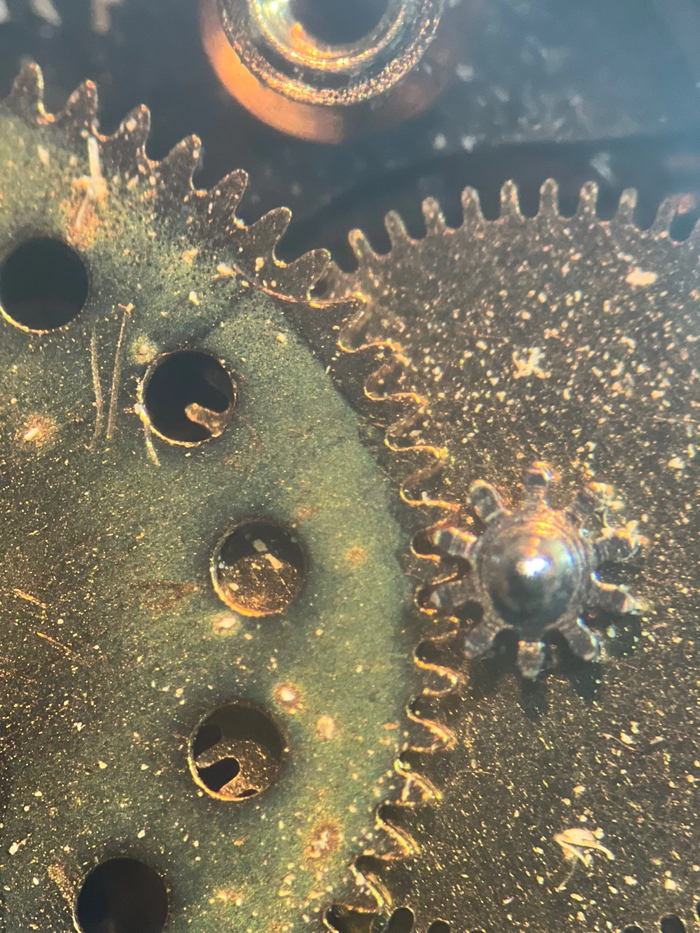 Следы влаги на колесах + сор по плоскости колес