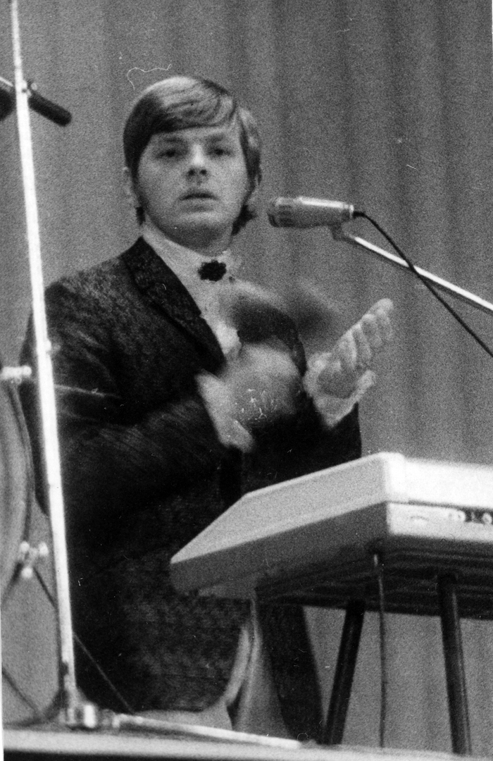 Клавишник Поющих гитар в 1969-1970 Юрий Антонов
