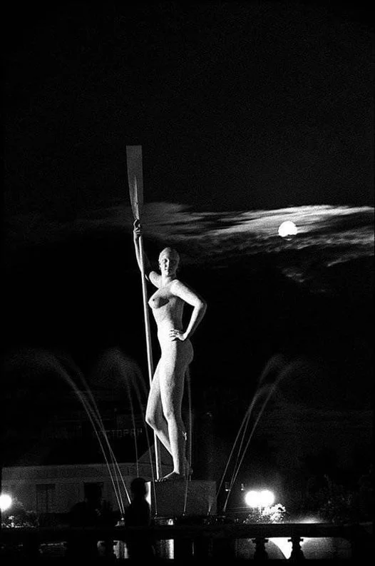 Girl with an Oar. Moscow. 1930. - The photo, Black and white photo, Monument, Sculpture, Night, Retro, the USSR, Moscow, sights, Historical photo