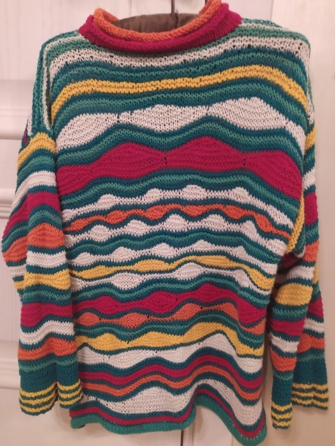 При повороте петлю не оборачивала нитью, поэтому видны дырочки.