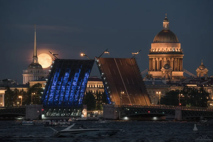 Петербургская открытка - Моё, Фотография, Санкт-Петербург, Город, Белые ночи, Луна, Исаакиевский собор, Ночной город, Утро, Вечер, Нева, Дворцовый мост, Разводные мосты