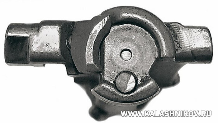 Затвор винтовки М1. Ведущий выступ слева