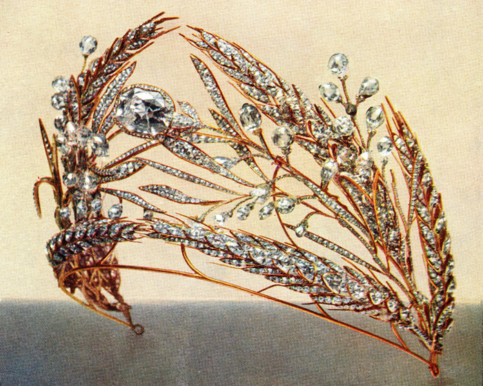Оригинальная диадема с колосьями — фото сделано в 1927 году специально для аукциона «Кристи», на котором было продано множество фамильных украшений Романовых