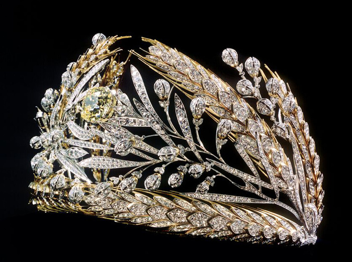 Копия диадемы, получившая называние «Русское поле», которая сейчас хранится в Алмазном фонде