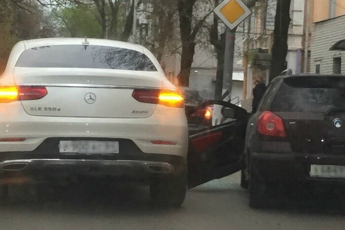 Пассажирка такси открыла дверь, в которую врезался другой автомобиль. И попала на 82 тысячи рублей!