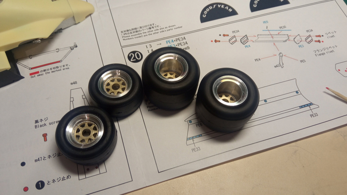 Также в наборе были фантастического качества точёные колёсные диски, одна из самых красивых частей модели)