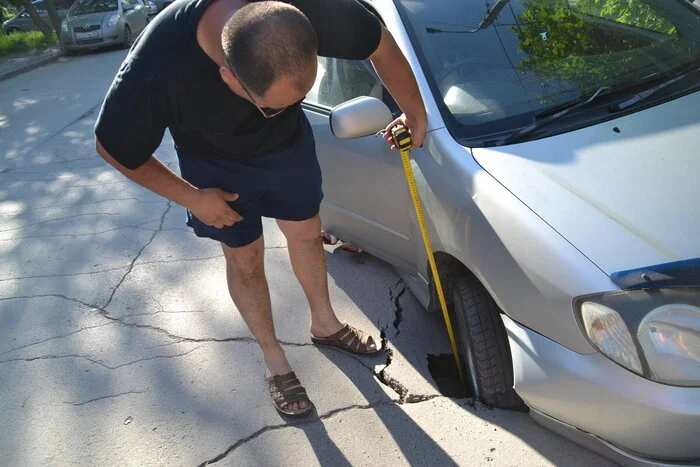 The car fell into an open manhole. But local officials, Vodokanal and Rostelecom just blamed each other to avoid paying - My, Court, Right, Law, Lawyers, Auto, Road accident, League of Lawyers, Gai, Car, Traffic rules, Road, DPS