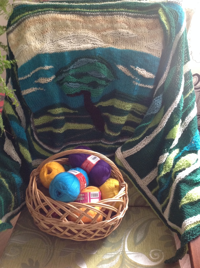 Сначала связана центральная часть укороченными рядами, затем по боковым сторонам набраны петли и связаны до желаемой длины - получилось что-то среднее между палантином и пледом