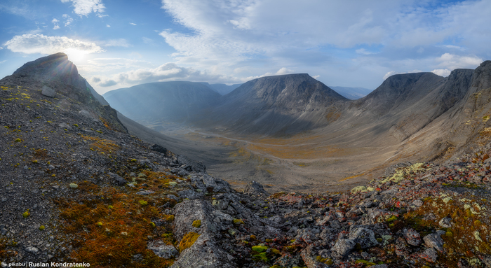 Панорама с седловины. Слева направо: вершина западного отрога Поачвумчорра (1086,2 м), гора Юдычвумчорр, Перевал Крестовый (сверху) под ним перевал Петрелиуса Западный, гора Петрелиуса, перевал Петрелиуса Восточный, Хребет Поачвумчорр.