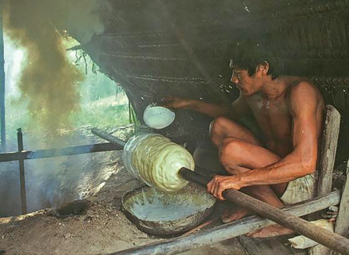 Добытчик каучука, обрабатывающий собранный латекс в дыму костра. Фото с сайта <!--noindex--><a href="https://pikabu.ru/story/geveya_11887781?u=http%3A%2F%2Ffotosedestinos.com&t=fotosedestinos.com&h=66940c69e2bb3208bbbc6a0c0a1b18e7b40e9a1d" title="http://fotosedestinos.com" target="_blank" rel="nofollow noopener">fotosedestinos.com</a><!--/noindex-->
