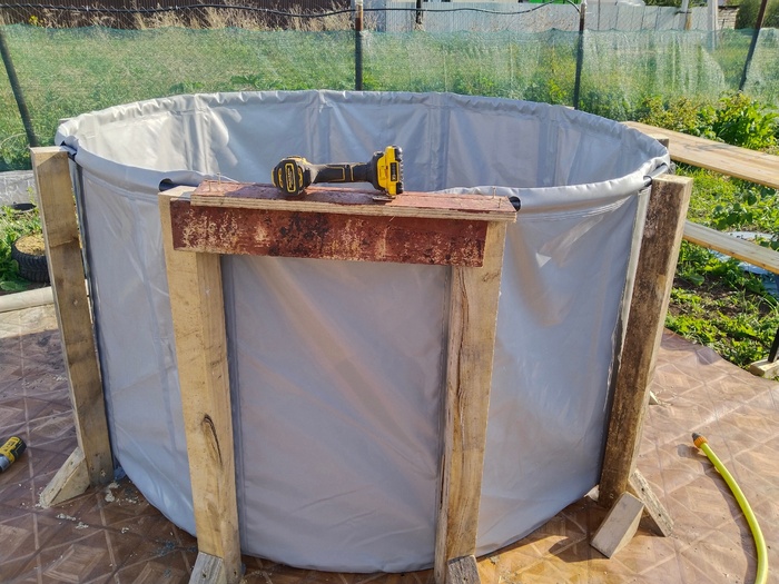 Обрезками фанеры соединил вкруг