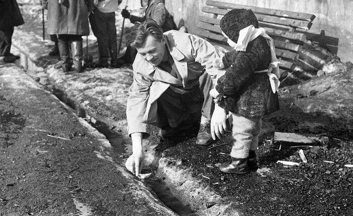 Весна. Фото: Юрий Садовников, 1960-е, Сахалин о., г. Южно-Сахалинск - Фотография, Черно-белое фото, СССР, Сахалин, Южно-Сахалинск, 60-е, Пленка, Уличная фотография, Весна