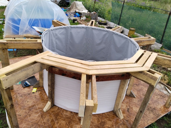 обрезки фанеры той же самой и даже немного досок от старой детской кровати, забыл как называются, на сам настил, столбики в 2 ряда, укрепил укосиками и соединил, так же обвернул изолоном для сохранения тепла.