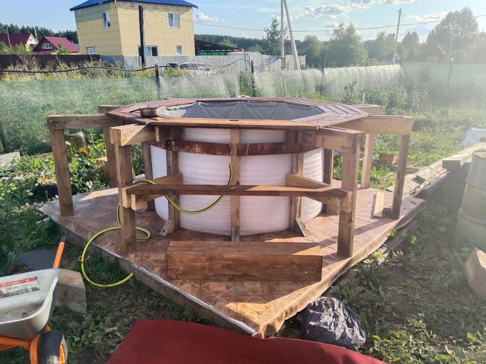 спереди сделал лесенку из 50 доски и бруса