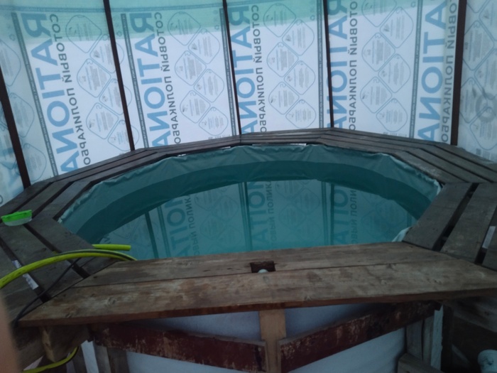 Места на 4 человек хватает спокойно, можно и 6 погреться*)