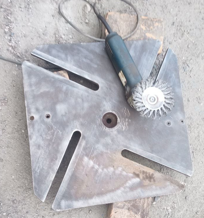 Очистка столика. Снять его было очень не просто. На это ушло несколько дней.