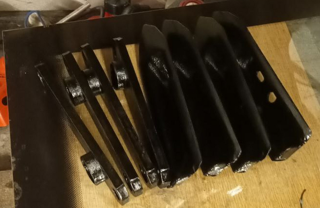 Покрасил нитроэмалью.