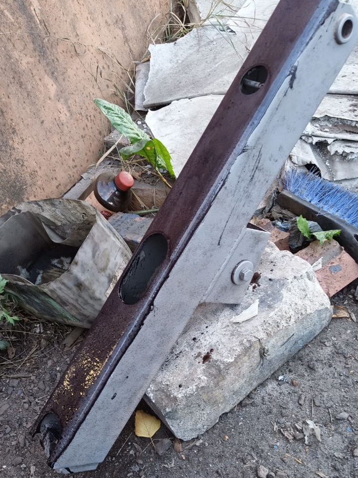 Затем очистка прореагировавшего преобразователя щеткой, протирка обезжиривателем, покраска. Для быстроты процесса купил нитроэмаль НЦ синюю и черную.