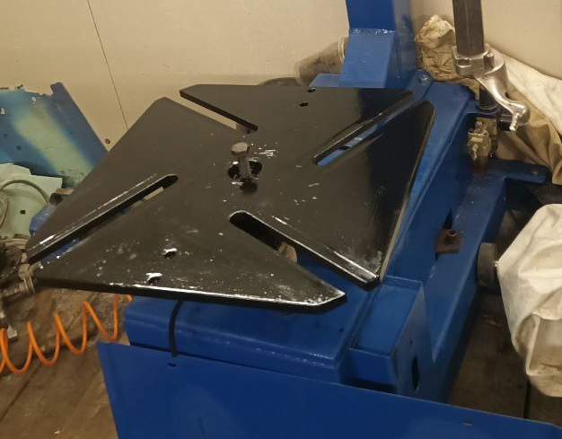 Установил покрашенный столик.