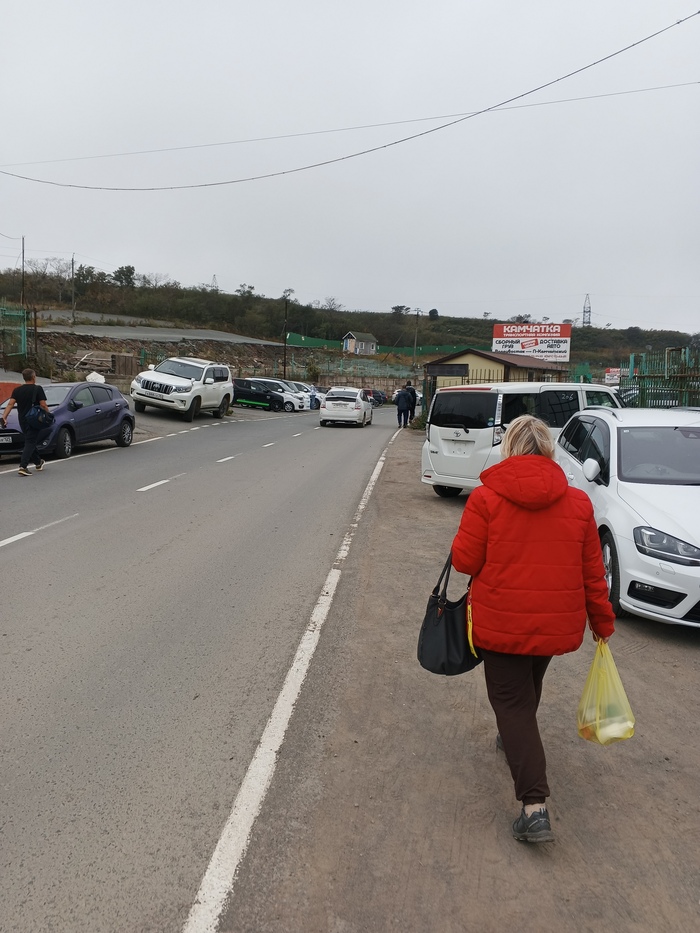 Слева от белого крузака, стоянка пустая.Два года назад брали там пробокса. Видимо переехала в Трудовое.... Но это не точно.