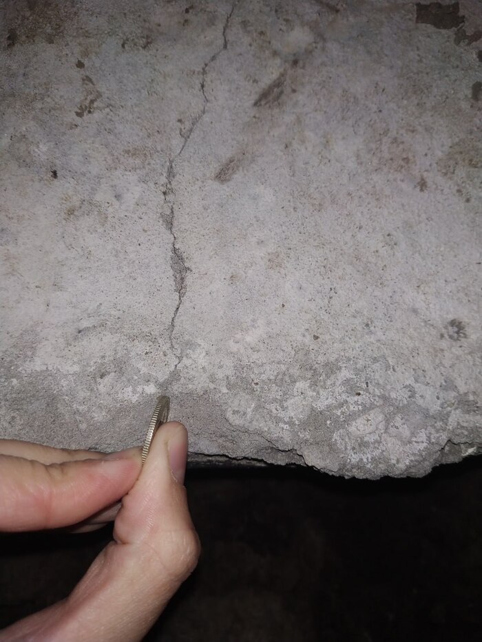 трещина поверхностная, не пошла внутрь и не просел фундамент