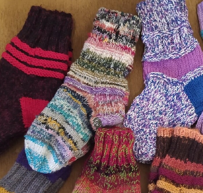 Носки из остатков - в центре, ничем не хуже своих собратьев, связанных из целеньких ниток.