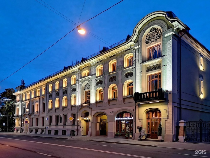 Доходный дом рядом с особняком