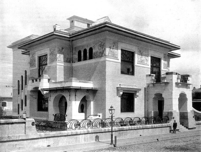 На современных фотографиях деревья закрывают часть фасада, пришлось найти фото сразу после постройки