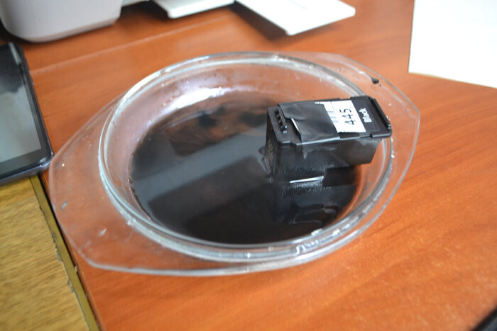 Поставила картридж в кипяток на 30 секунд так что бы не доставало до контактов и стали появляться сухие частицы в виде осадка.