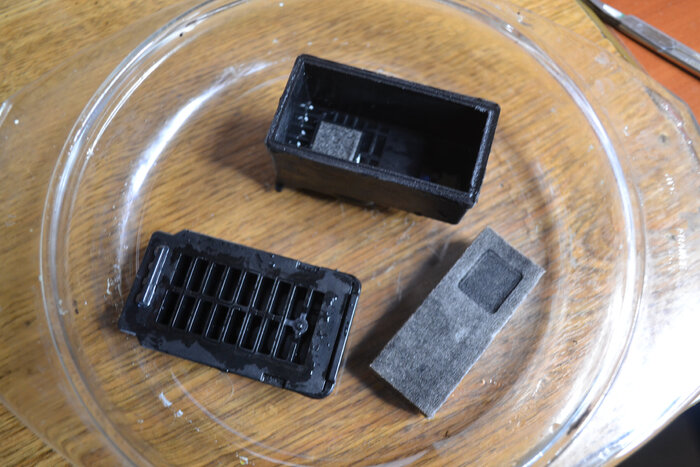 Внутри корпуса есть такая же губка, которую нужно аккуратно не повредив отмыть мягкой художественной кисточкой и все внутри.