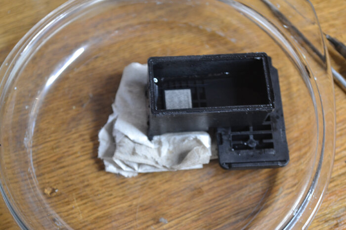 Внутри картриджа чистая вода и она должна просачиваться на туалетную бумагу.