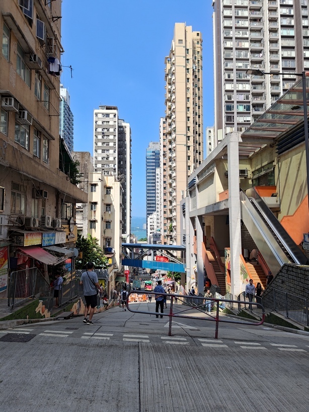 Без лифта, без стиральной машины, без горячей воды на кухне – квартира в гонконгском доме Китай, Китайцы, Гонконг, Жилье, Жизнь за границей, Видео, Вертикальное видео, Длиннопост