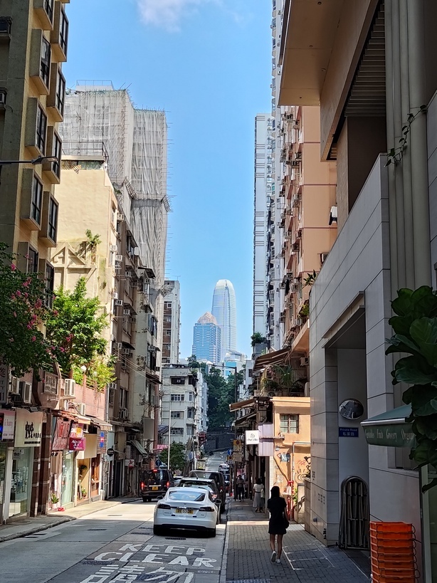 No lift, no washing machine, no hot water in the kitchen – an apartment in a Hong Kong house - My, China, Chinese, Hong Kong, Lodging, Living abroad, Video, Vertical video, Longpost