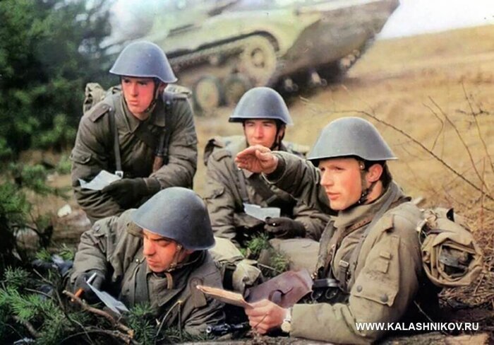 Солдаты армии ГДР в шлемах М56