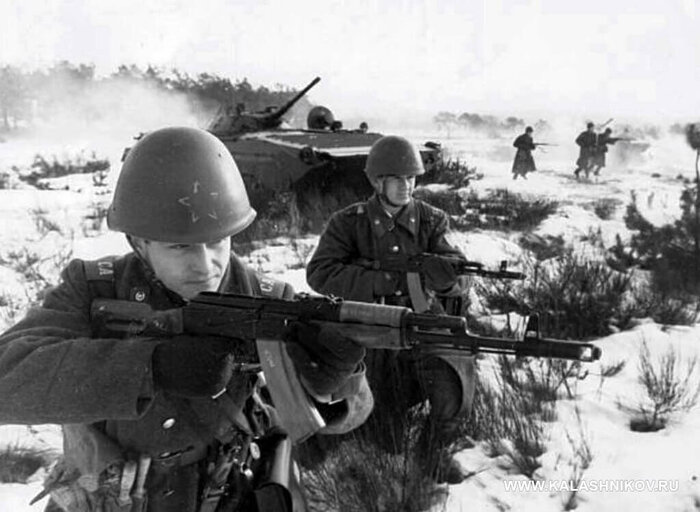 Солдаты Советской Армии в шлемах СШ-68