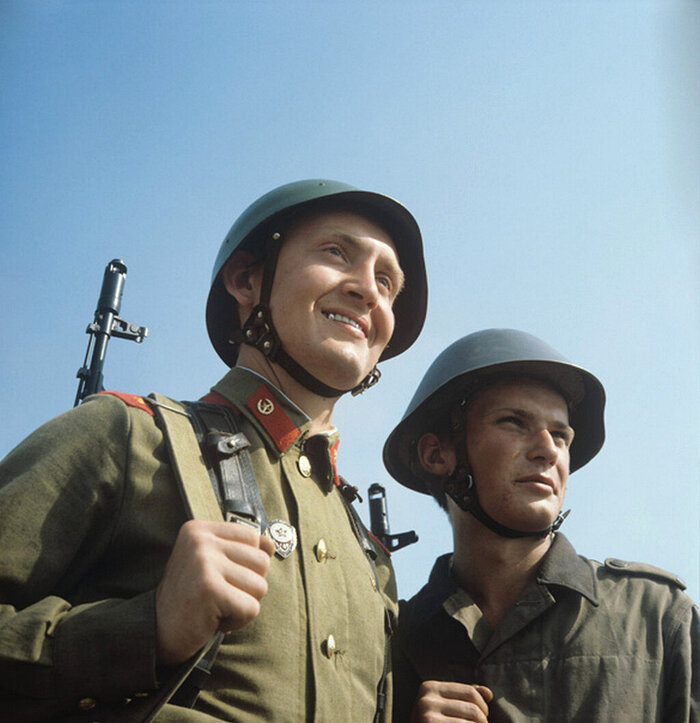 Боец Советской армии в шлеме СШ-40 с четырёхточечным креплением подбородочного ремня. Солдат армии ГДР в шлеме М54