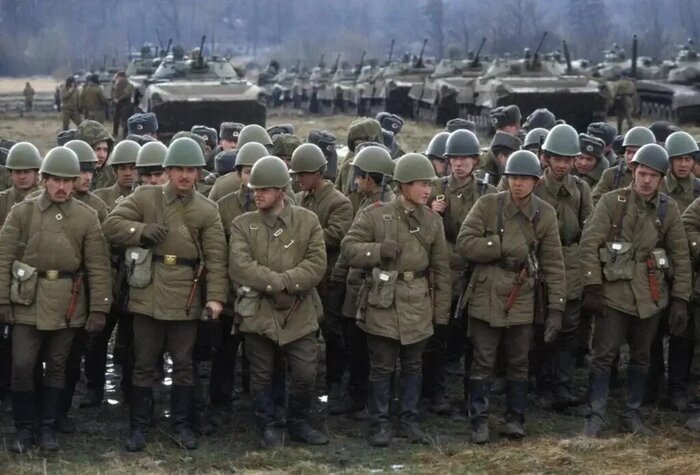 Солдаты многонациональной Советской армии в шлемах СШ-40 с четырёхточечным ремнём и СШ-68