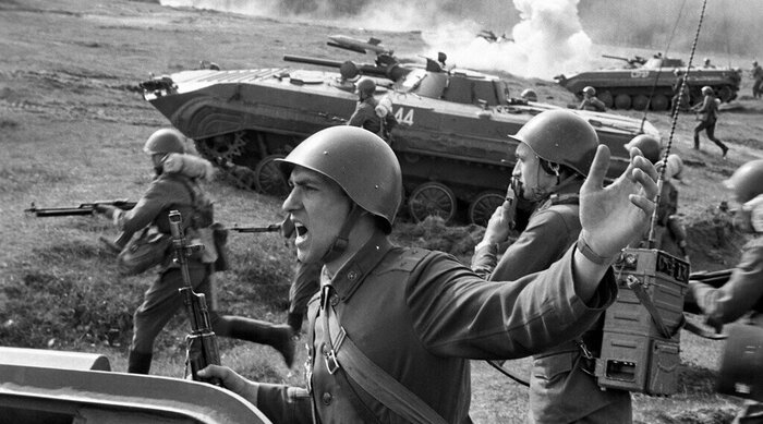 Обратите внимание — радист экипирован шлемом с четырёхточечным подвесом, не мешающим использованию наушников, тогда как на голове командира взвода шлем с двухточечным ремнём. Кстати, у старлея шомпол от АК74 отсутствует