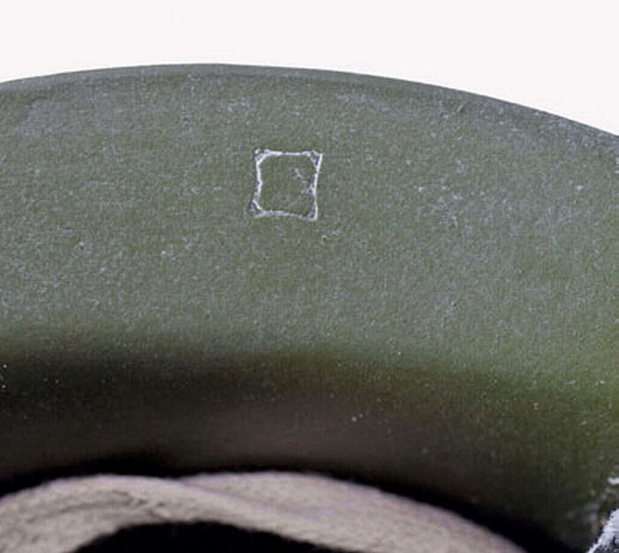 На нижней стороне козырька СШ-60 могли располагаться клейма пулевой пробы партии шлемов и повторной термообработки