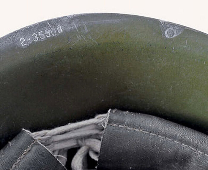 У СШ-68 клейма расположены на нижней части козырька