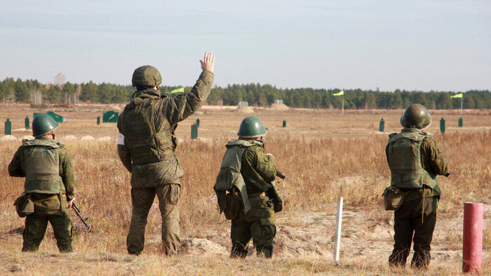 Мобилизованные в 2022 году в редких шлемах 6Б14, представляющих собой СШ-68 с впрессованным подбоем из 15 слоёв арамидной ткани. Инструктор в современном шлеме 6Б47