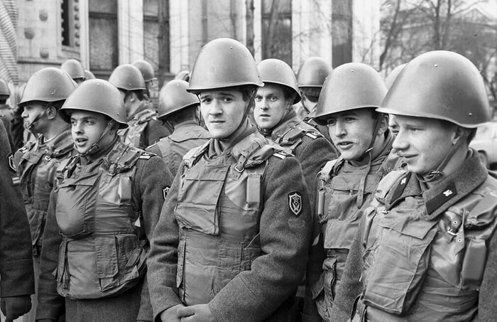 За характерную форму купола шлема СШ-68 иностранцы называли советских солдат «яйцеголовыми»