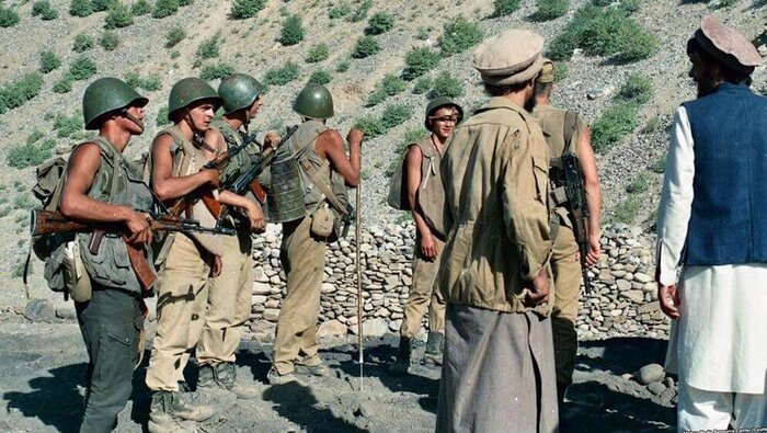 Солдаты ограниченного контингента Совестких войск в Афганистане в шлемах СШ-68