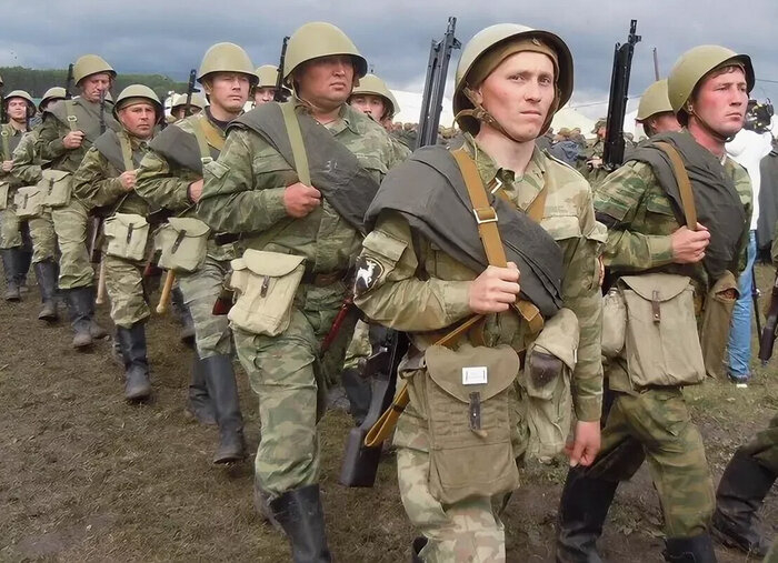 В 90-е годы XX века нередко можно было увидеть подразделения, укомплектованные одновременно шлемами СШ-68 и СШ-60 (на фото справа)