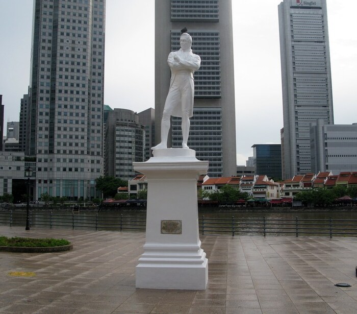 Памятник сэру Т. Раффлзу в Сингапуре. Фото с сайта <!--noindex--><a href="https://pikabu.ru/story/raffleziya_11899047?u=http%3A%2F%2Fvtrip.ru&t=vtrip.ru&h=da1e58284192def914a5c8d4bb2fb01833783e27" title="http://vtrip.ru" target="_blank" rel="nofollow noopener">vtrip.ru</a><!--/noindex-->.
